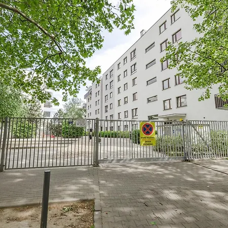 Wilda Chic By Bookinghost *